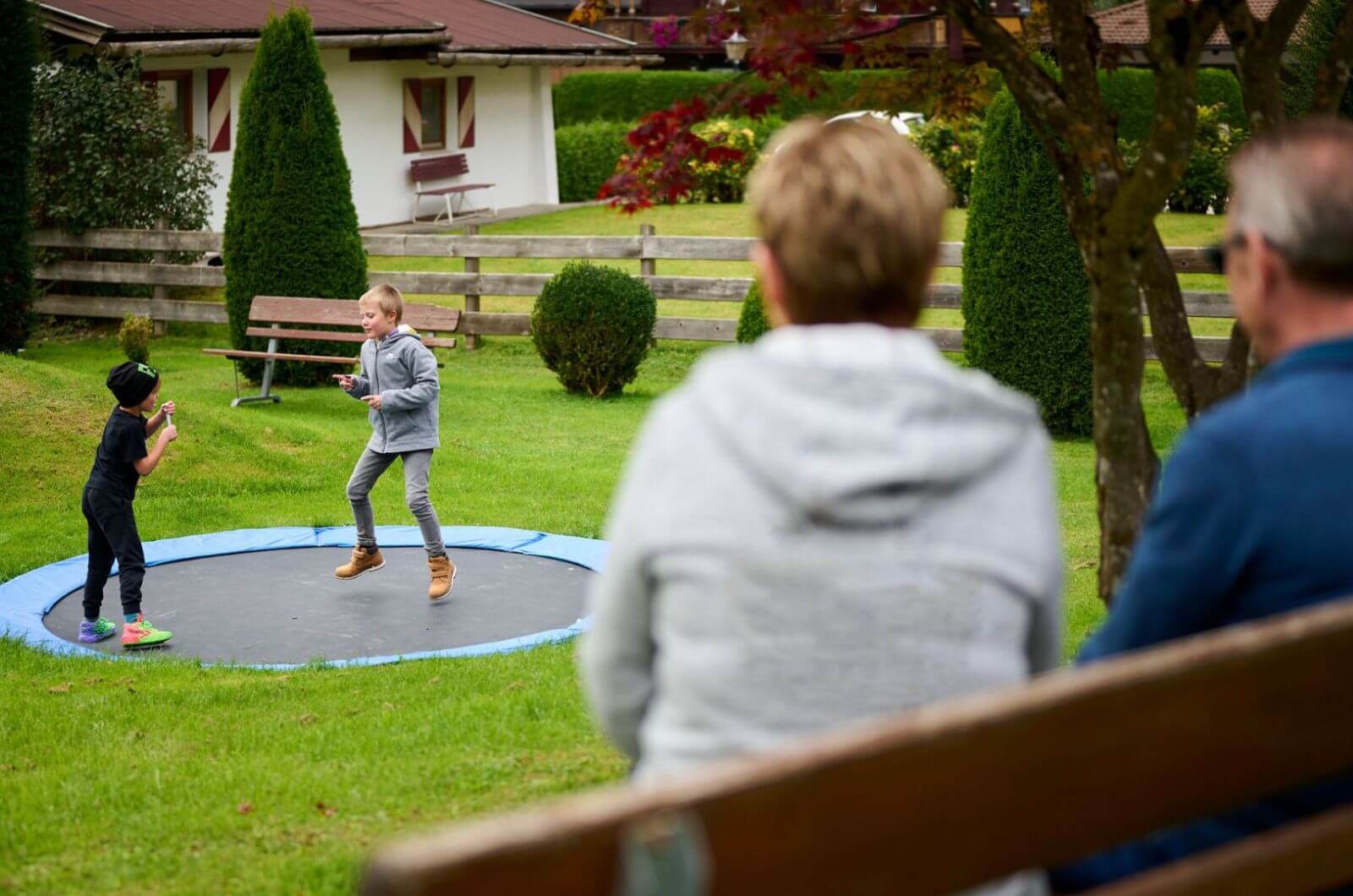 Spielplatz-Familienhotel-Tirol-Hallenbad-Wellness-Halbpension-Ferienwohnung-an-der-Skipiste-Landhotel-Schermer