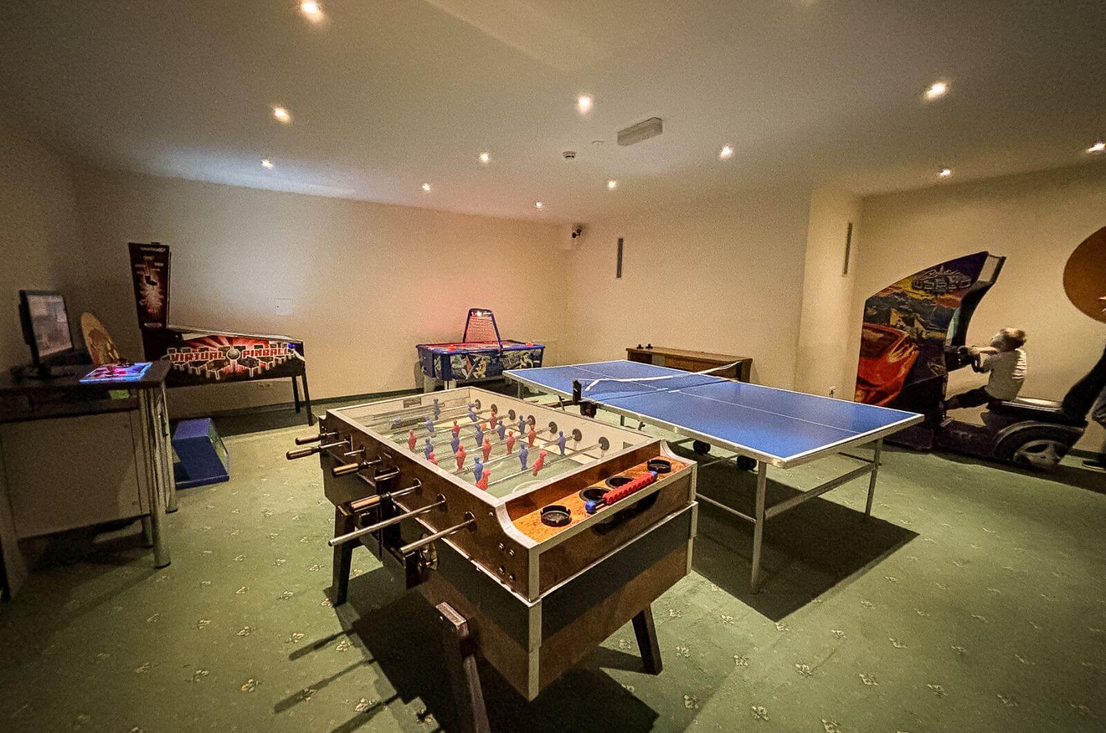 Teenager-Familienhotel-Tirol-Hallenbad-Wellness-Halbpension-Ferienwohnung-an-der-Skipiste-Landhotel-Schermer