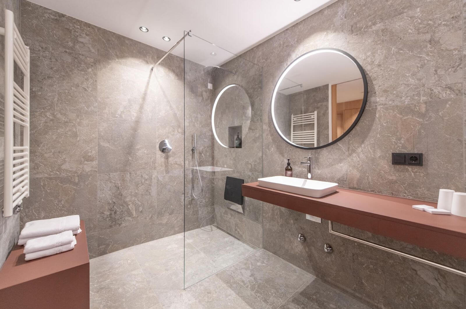 Badezimmer-Familienhotel-Suedtirol-Vals-linara-family-Kinderhotel-mit-Ferienwohnung-Hallenbad-Naturhotel-nachhaltig-bio