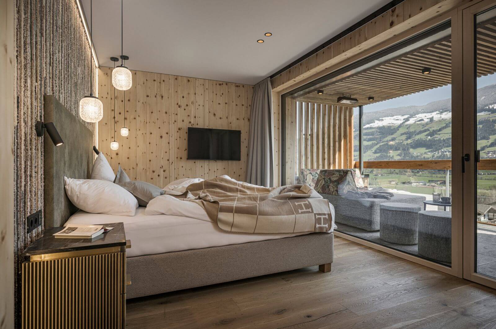 Eltern-Schlafzimmer-Familienhotel-Kinderhotel-Zillertal-Oesterreich-Mia-Alpina-Luxus-Pool-Urlaub-mit-Kind-Familienurlaub