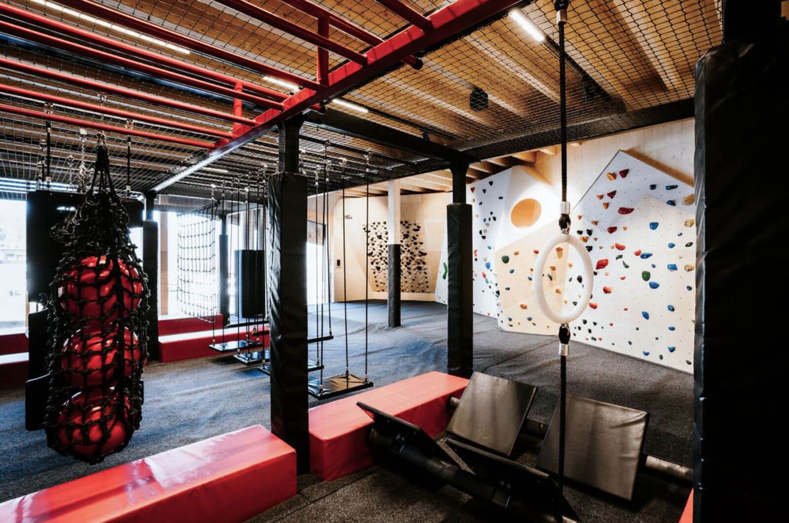 Ninja-Parcours-Wellness-Familienhotel-Kinderhotel-Zillertal-Oesterreich-Mia-Alpina-Luxus-Pool-Urlaub-mit-Kind-Familienurlaub