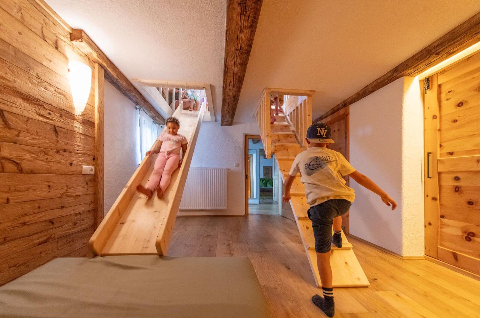 Spielhaus-Familienhotel-Suedtirol-Vals-linara-family-Kinderhotel-mit-Ferienwohnung-Hallenbad-Naturhotel-nachhaltig-bio