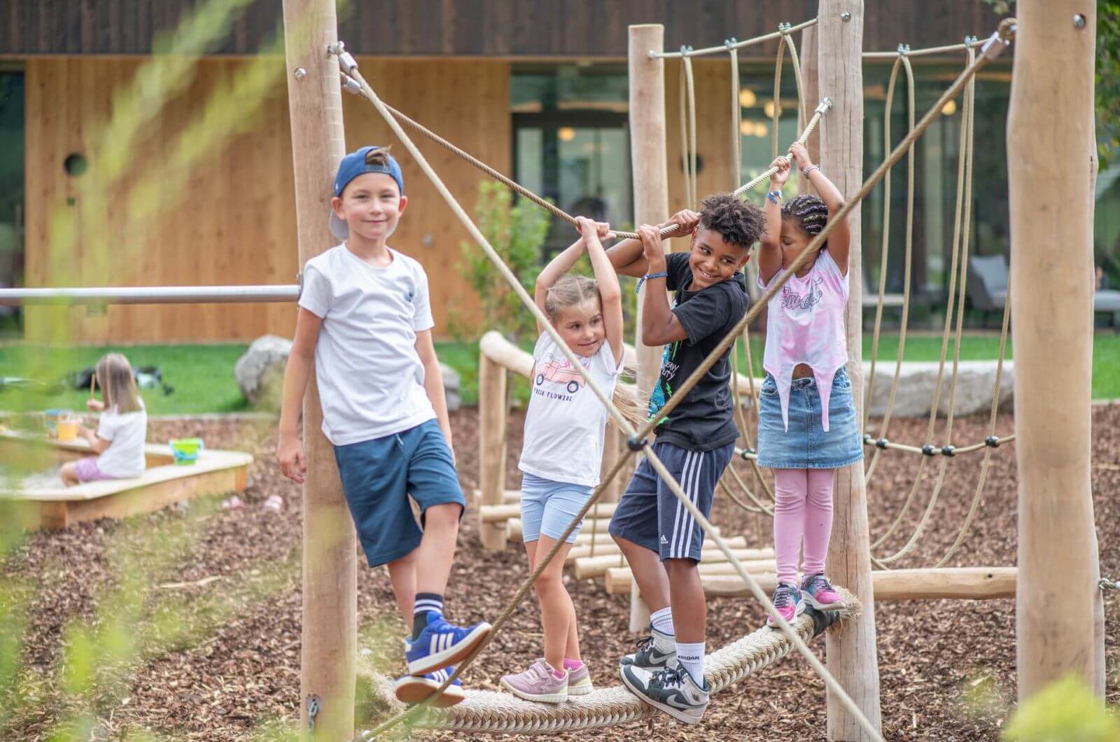 Spielplatz-Familienhotel-Suedtirol-Vals-linara-family-Kinderhotel-mit-Ferienwohnung-Hallenbad-Naturhotel-nachhaltig-bio