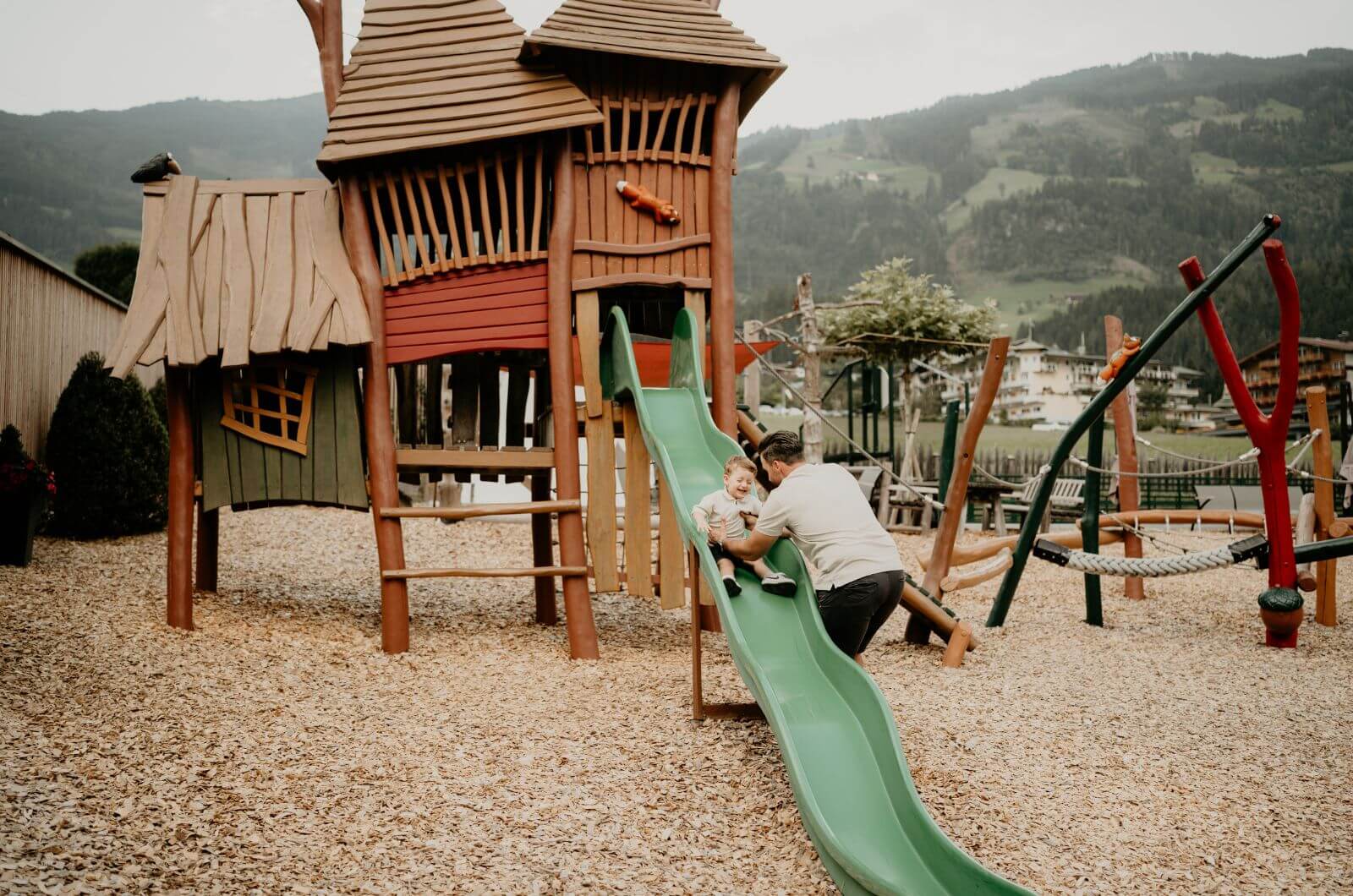 Spielplatz-Wellness-Familienhotel-Kinderhotel-Zillertal-Oesterreich-Mia-Alpina-Luxus-Pool-Urlaub-mit-Kind-Familienurlaub