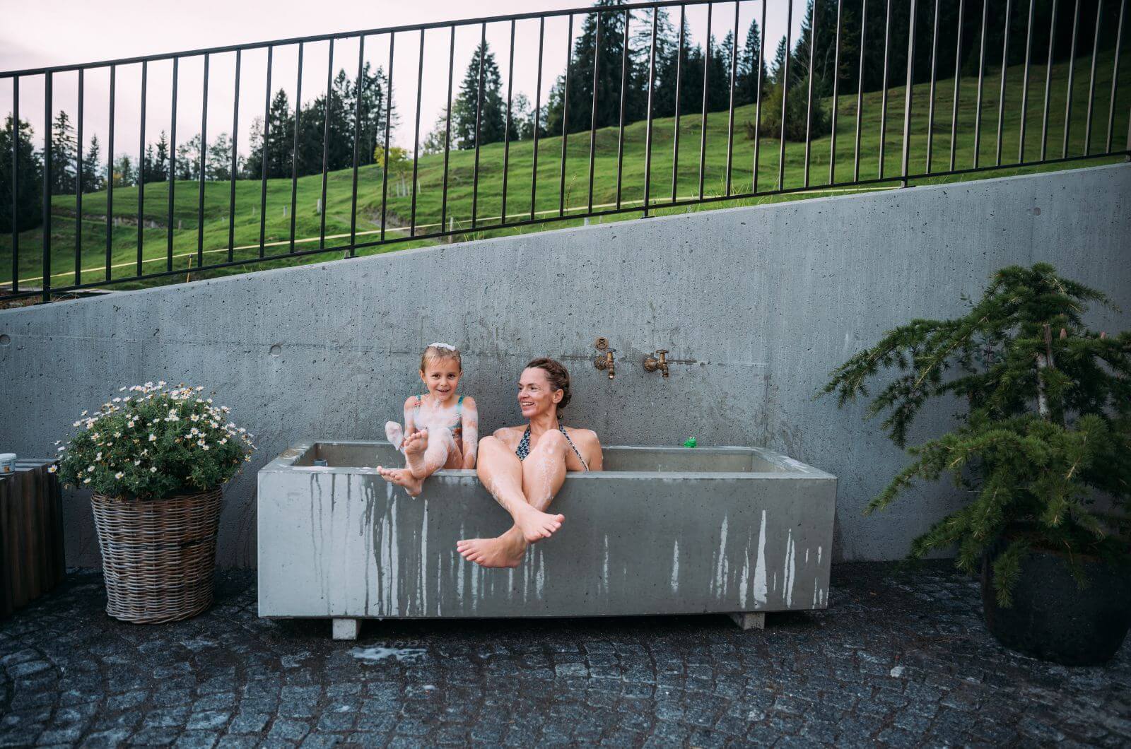 Wanne-Ferienwohnung-Ferienhaus-Holzhaus-idylle-Sauna-Wellness-Urlaub-mit-Kind-Nachhaltig-Oesterreich-Bregenzerwald-Halwina-Hideaway