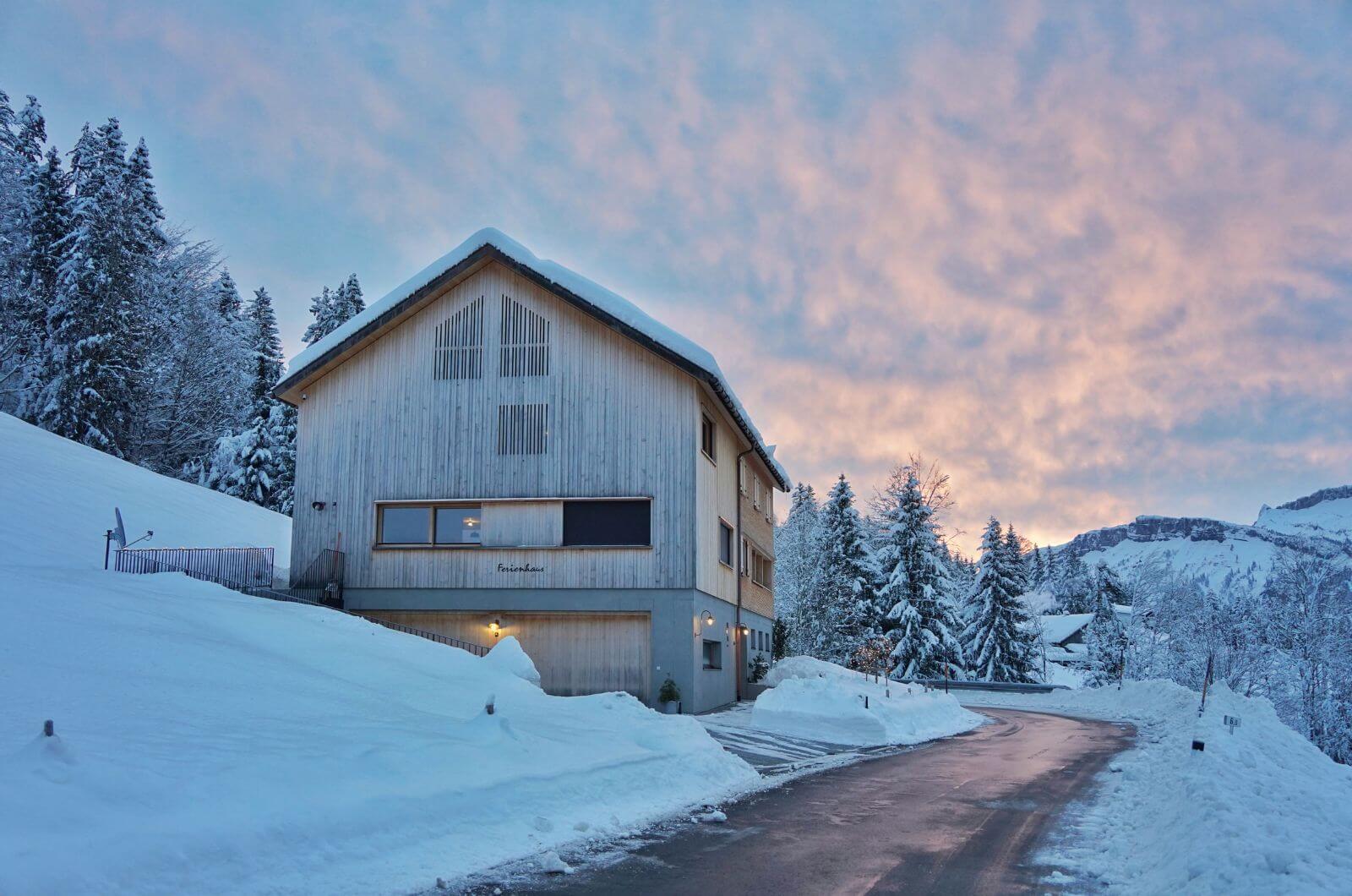 Winter-Schnee-Ferienwohnung-Ferienhaus-Holzhaus-idylle-Sauna-Wellness-Urlaub-mit-Kind-Nachhaltig-Oesterreich-Bregenzerwald-Halwina-Hideaway