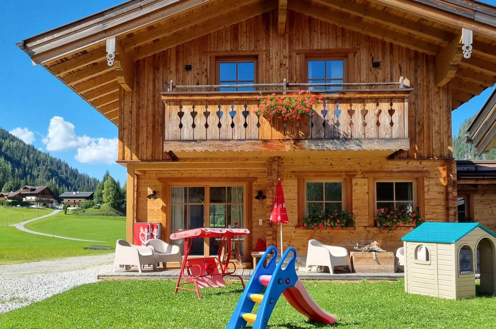 Chalet-am-See-Ferienwohnungen-Familienurlaub-Urlaub-mit-Kind-Salzburgerland-Pool-Ferienhaus-Bauernhof-Hinterrohrgut