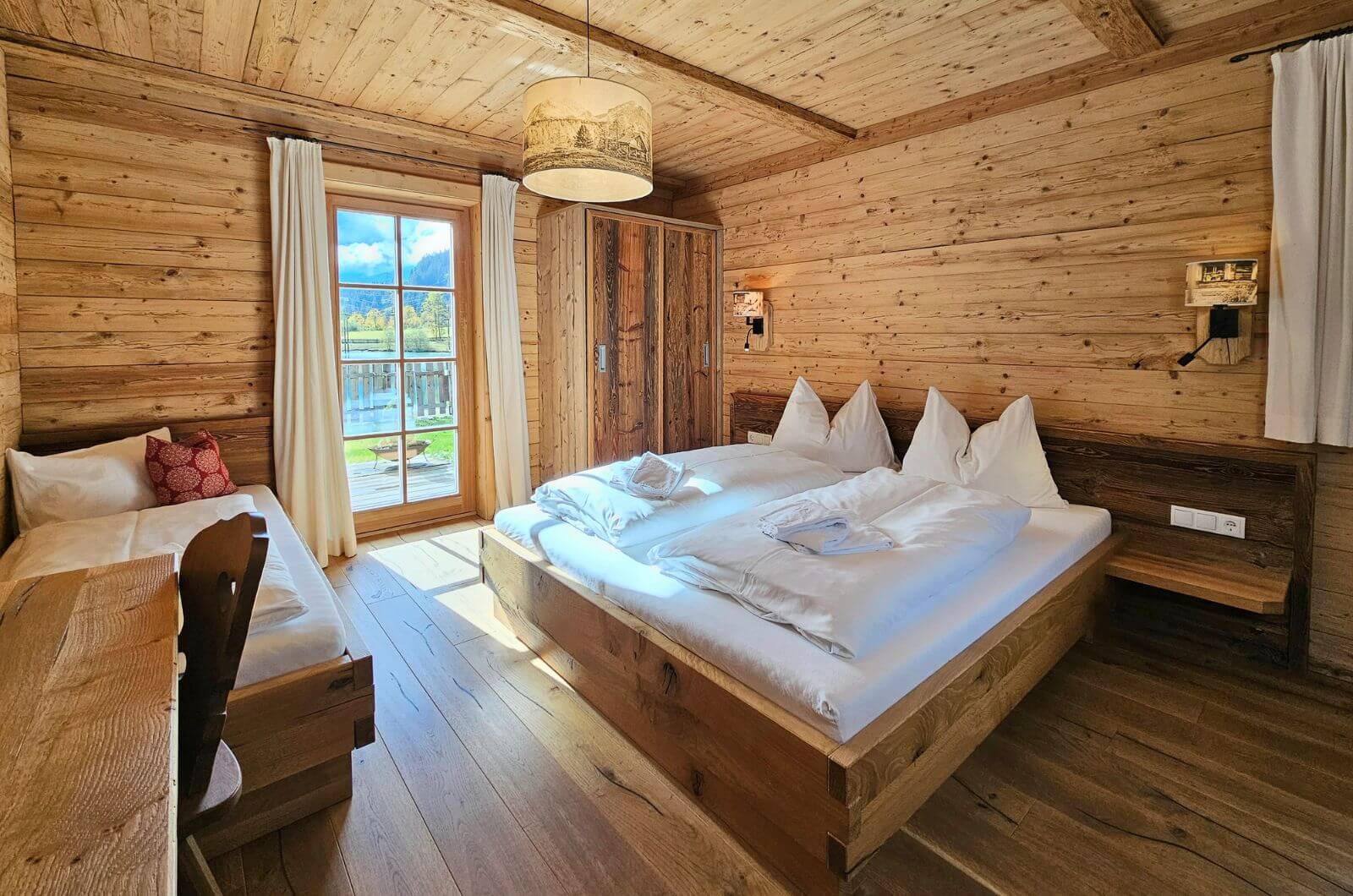 Schlafzimmer-Ferienwohnungen-Familienurlaub-Urlaub-mit-Kind-Salzburgerland-Pool-Ferienhaus-Bauernhof-Hinterrohrgut