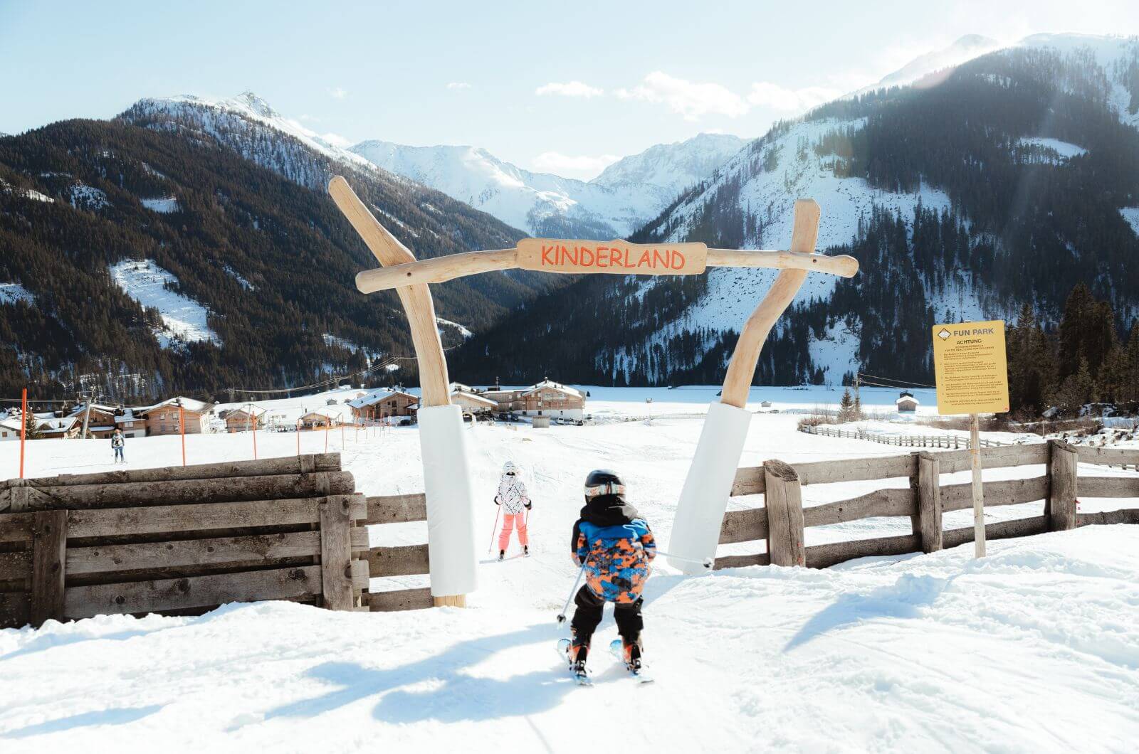 Geheimtipp-Kinder-Skischule-Aparthotel-Familienhotel-mit-Ferienwohnungen-Osttirol-Oesterreich-Obertilliach-Tillga-Glück-Skiurlaub-mit-Kind