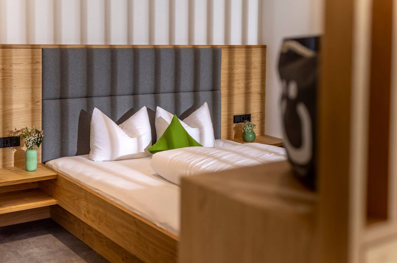 Schlafzimmer-Aparthotel-Familienhotel-mit-Ferienwohnungen-Osttirol-Oesterreich-Obertilliach-Tillga-Glück-Familienurlaub-Urlaub-mit-Kind