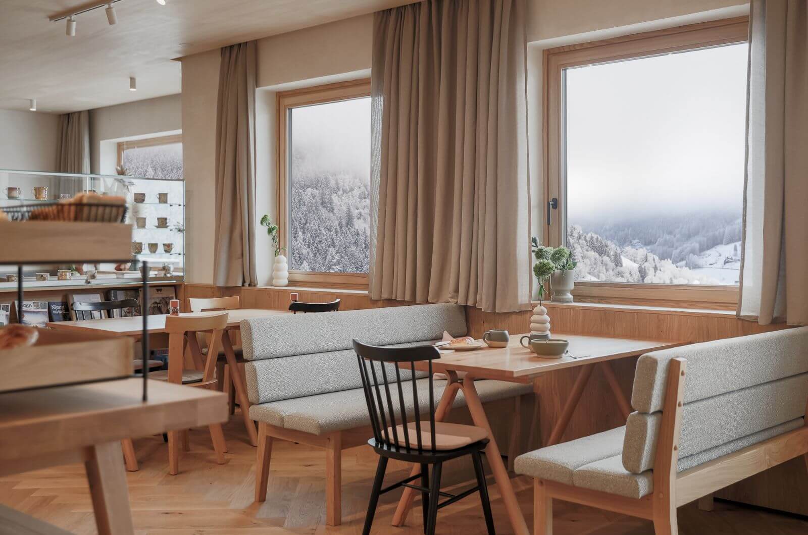 Fruehstuecksraum-boutique-hotel-familienfreundlich-schladming-eco-cabins-nachhaltig-familienhotel-biyou-oesterreich-ferienhaus