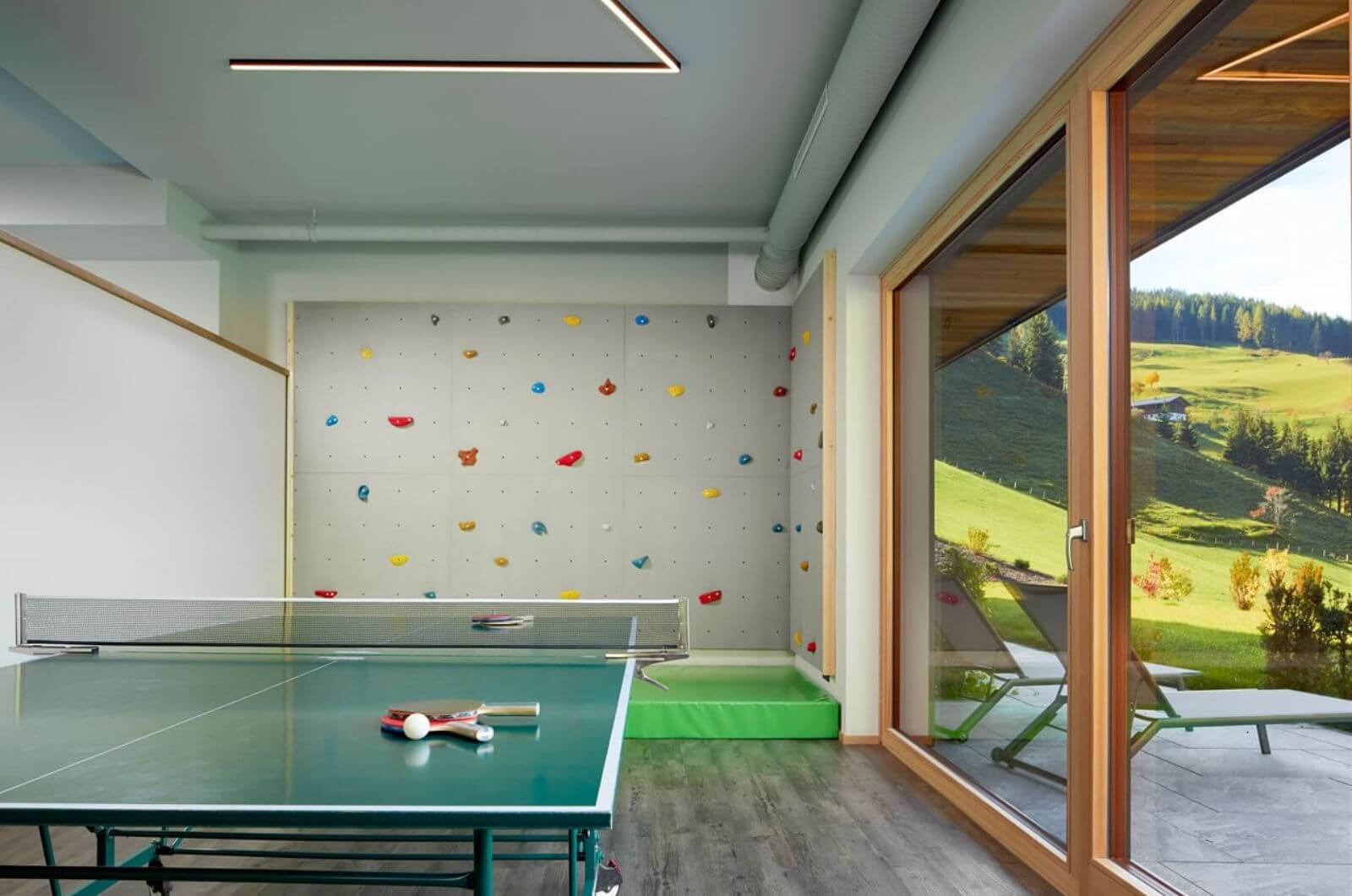 Kletterwand-Moderner-Berg-Bauernhof-Urlaub-mit-Kindern-Baby-Hoftiere-Alpen-Oesterreich-Ferienwohnung-Bergldoge-Grossarl