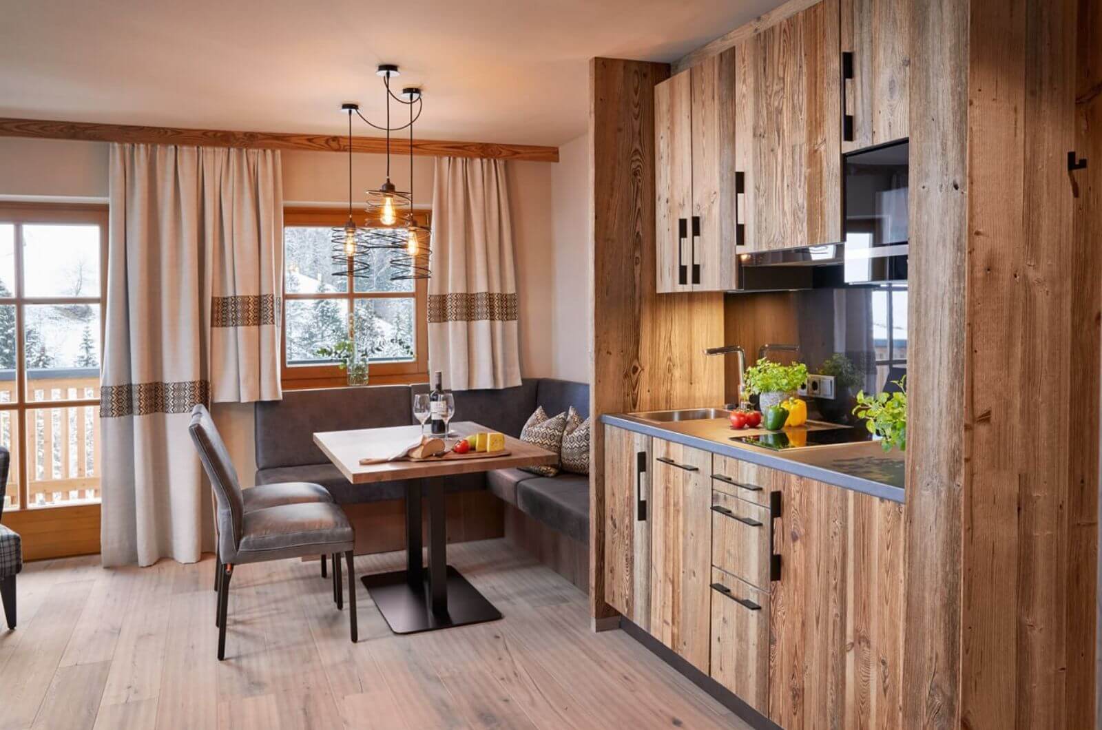 Kueche-Moderner-Berg-Bauernhof-Urlaub-mit-Kindern-Baby-Hoftiere-Alpen-Oesterreich-Ferienwohnung-Bergldoge-Grossarl