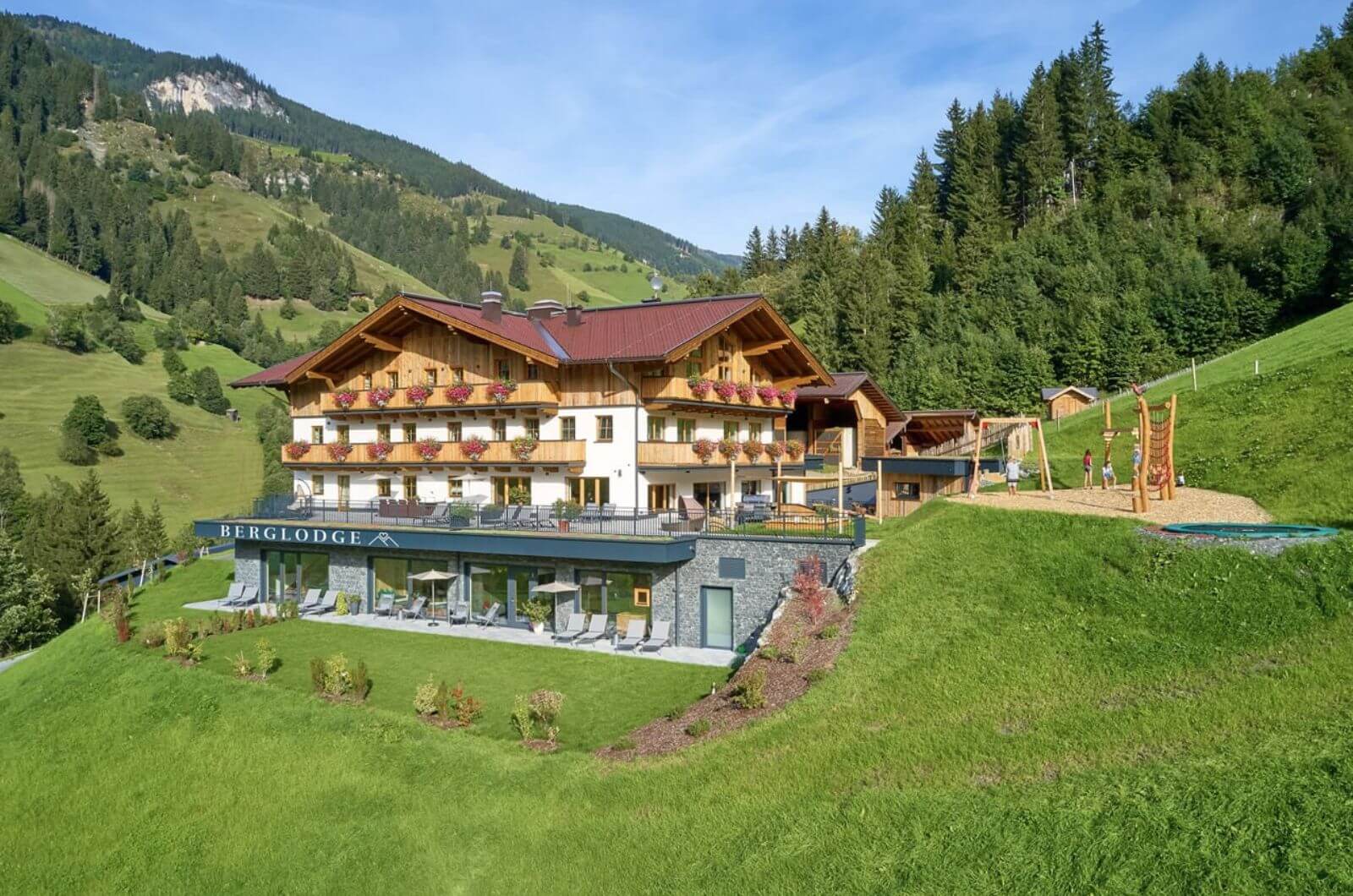 Moderner-Berg-Bauernhof-Sommerurlaub-mit-Kindern-Baby-Hoftiere-Alpen-Oesterreich-Ferienwohnung-Bergldoge-Grossarl