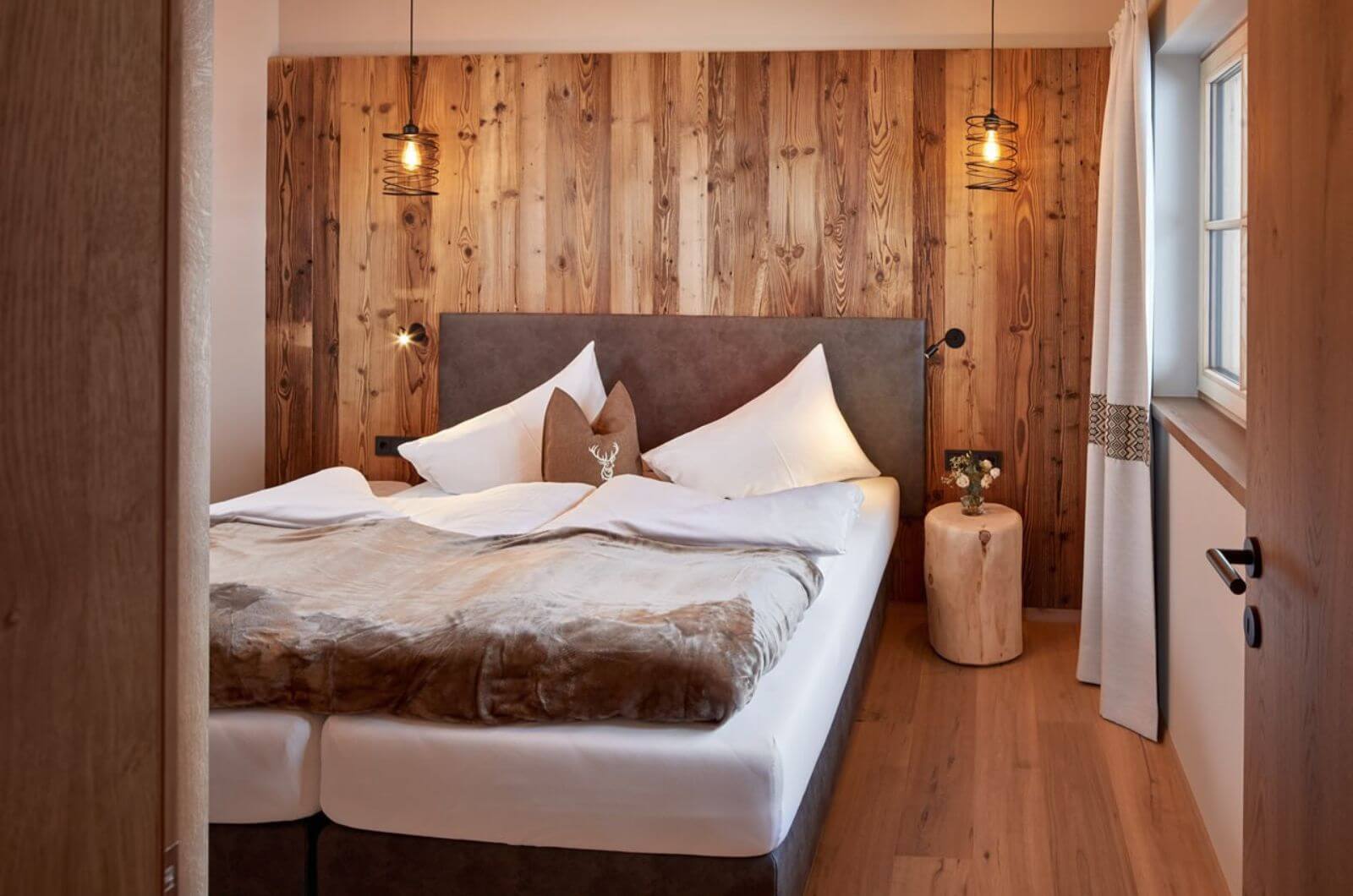 Schlafzimmer-Moderner-Berg-Bauernhof-Urlaub-mit-Kindern-Baby-Hoftiere-Alpen-Oesterreich-Ferienwohnung-Bergldoge-Grossarl