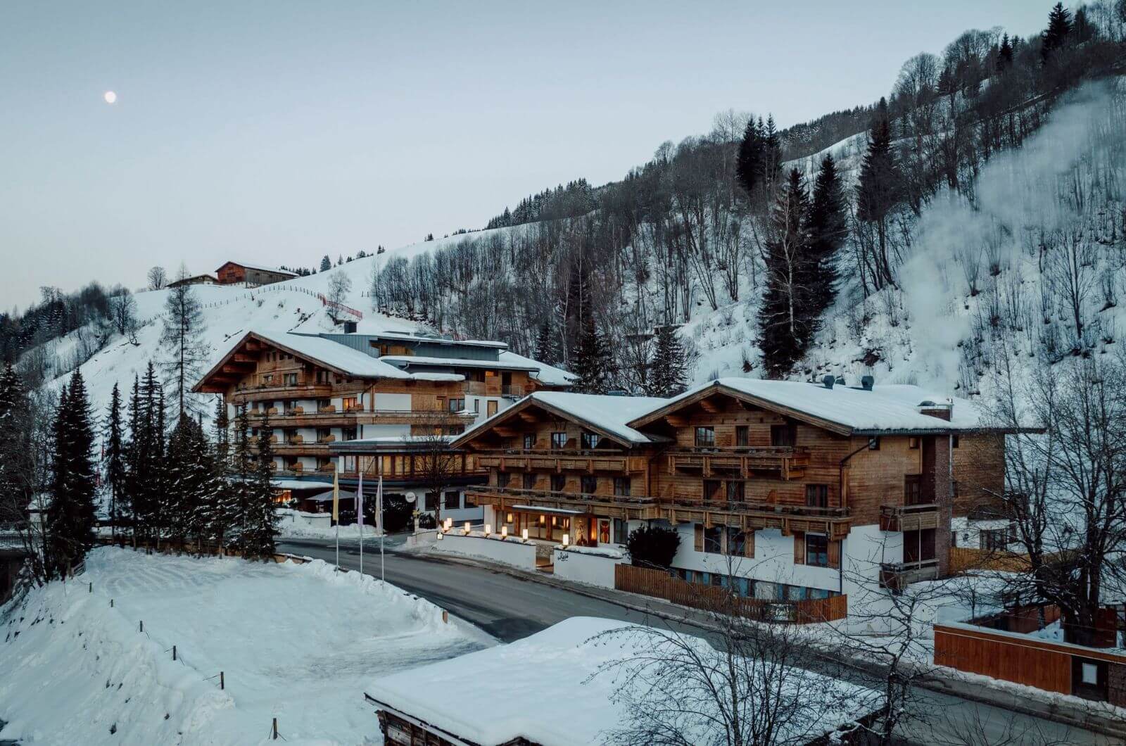 Familienhotel-direkt-an-Skipiste-Hinterglemm-Urlaub-mit-Kind-Pool-Schwimmteich-Waldgarten-Hotel-Theresia