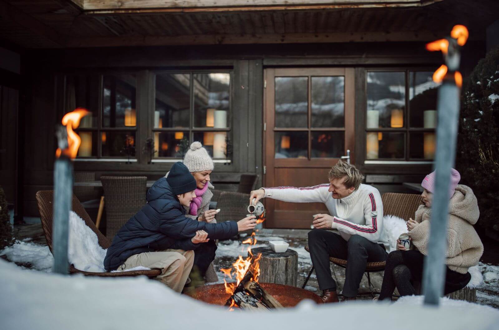 Familienhotel-direkt-an-Skipiste-Saalbach-Hinterglemm-Urlaub-mit-Kind-Pool-Wellness-Waldgarten-Hotel-Theresia