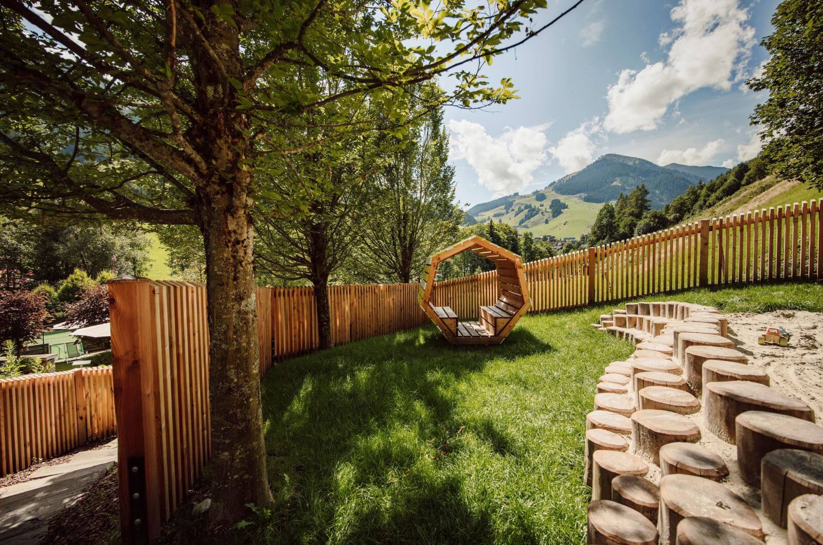 Gartenspielplatz-Familienhotel-Sommerurlaub-Hinterglemm-Urlaub-mit-Kind-Pool-Schwimmteich-Waldgarten-Hotel-Theresia
