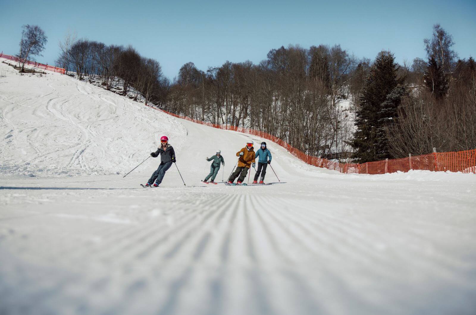 Kinder-Skischule-am-Hotel-Familienhotel-direkt-an-Skipiste-Hinterglemm-Urlaub-mit-Kind-Pool-Gartenhotel-Theresia