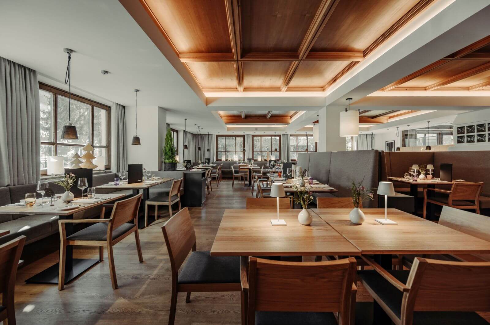 Restaurant-Familienhotel-an-Piste-Hinterglemm-Urlaub-mit-Kind-Pool-Schwimmteich-Waldgarten-Hotel-Theresia
