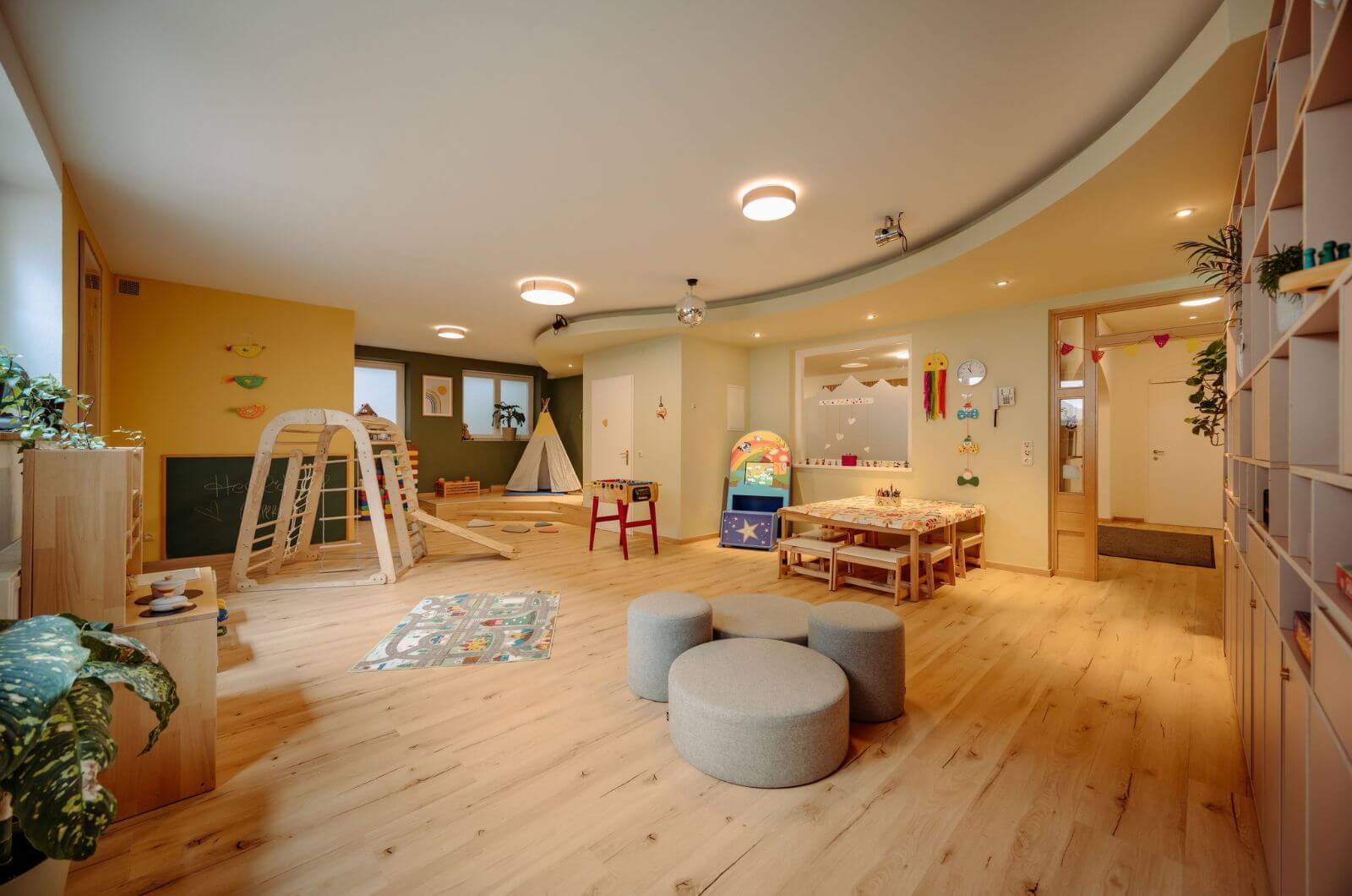 Spielzimmer-Familienhotel-direkt-an-Skipiste-Hinterglemm-Urlaub-mit-Kind-Pool-Schwimmteich-Waldgarten-Hotel-Theresia
