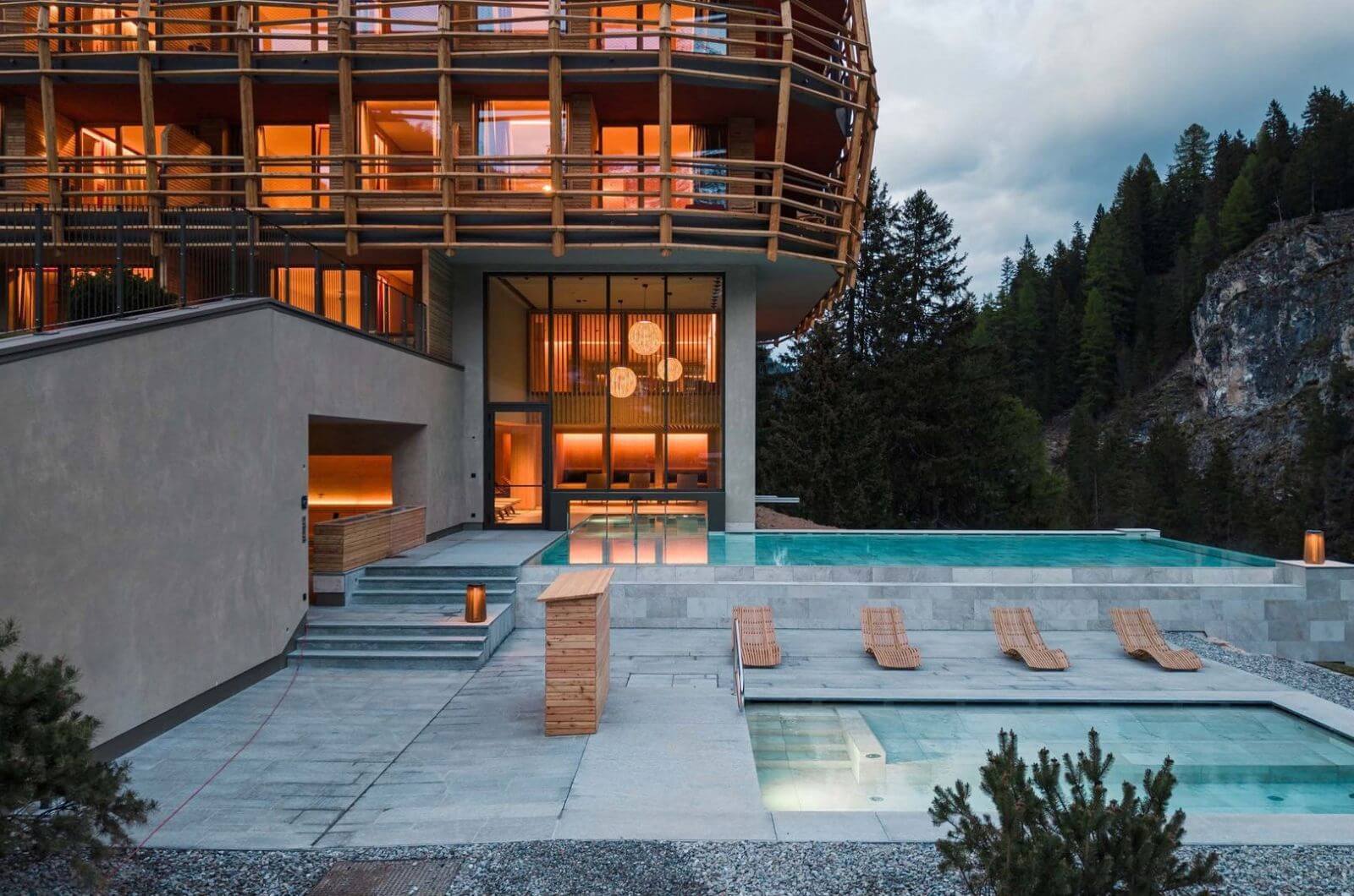 Abendstimmung-Whirlpool-Familienhotel-Boutique-Hotel-Suedtirol-Familienurlaub-Urlaub-mit-Kindern-Baby-in-den-Bergen-Bella-Vista-Trafoi