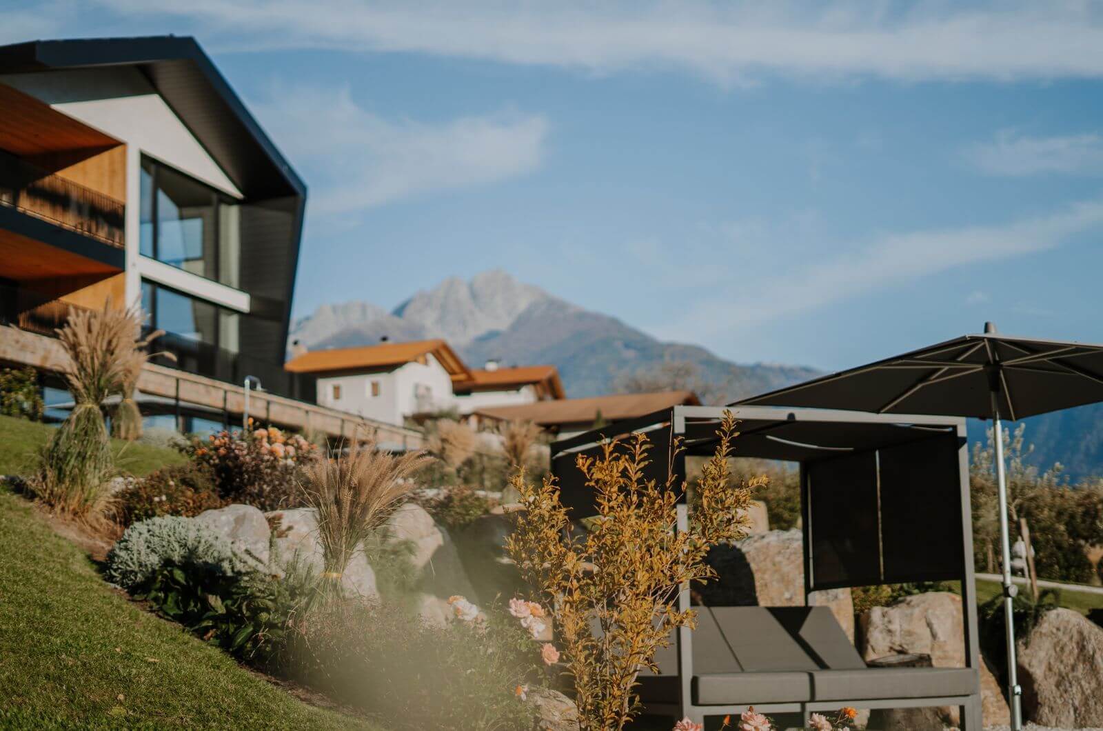 Bauernhof-mit-Pool-Urlaub-Bauernhof-mit-Kindern-Suedtirol-Stollhof-Algund-Apfelhof-Spielplatz-Ferienwohnungen-4-6-Personen
