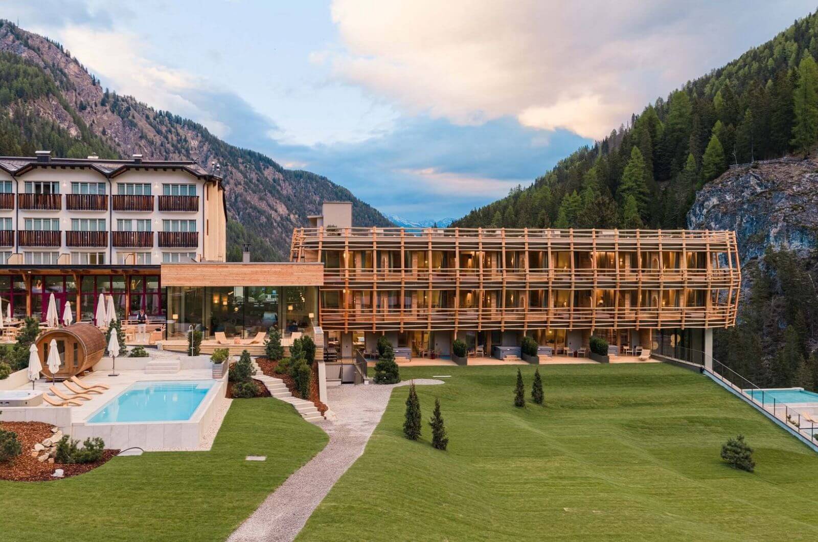 Beide-Haueser-Pool-Familienhotel-Boutique-Hotel-Suedtirol-Familienurlaub-Urlaub-mit-Kindern-Baby-in-den-Bergen-Bella-Vista-Trafoi