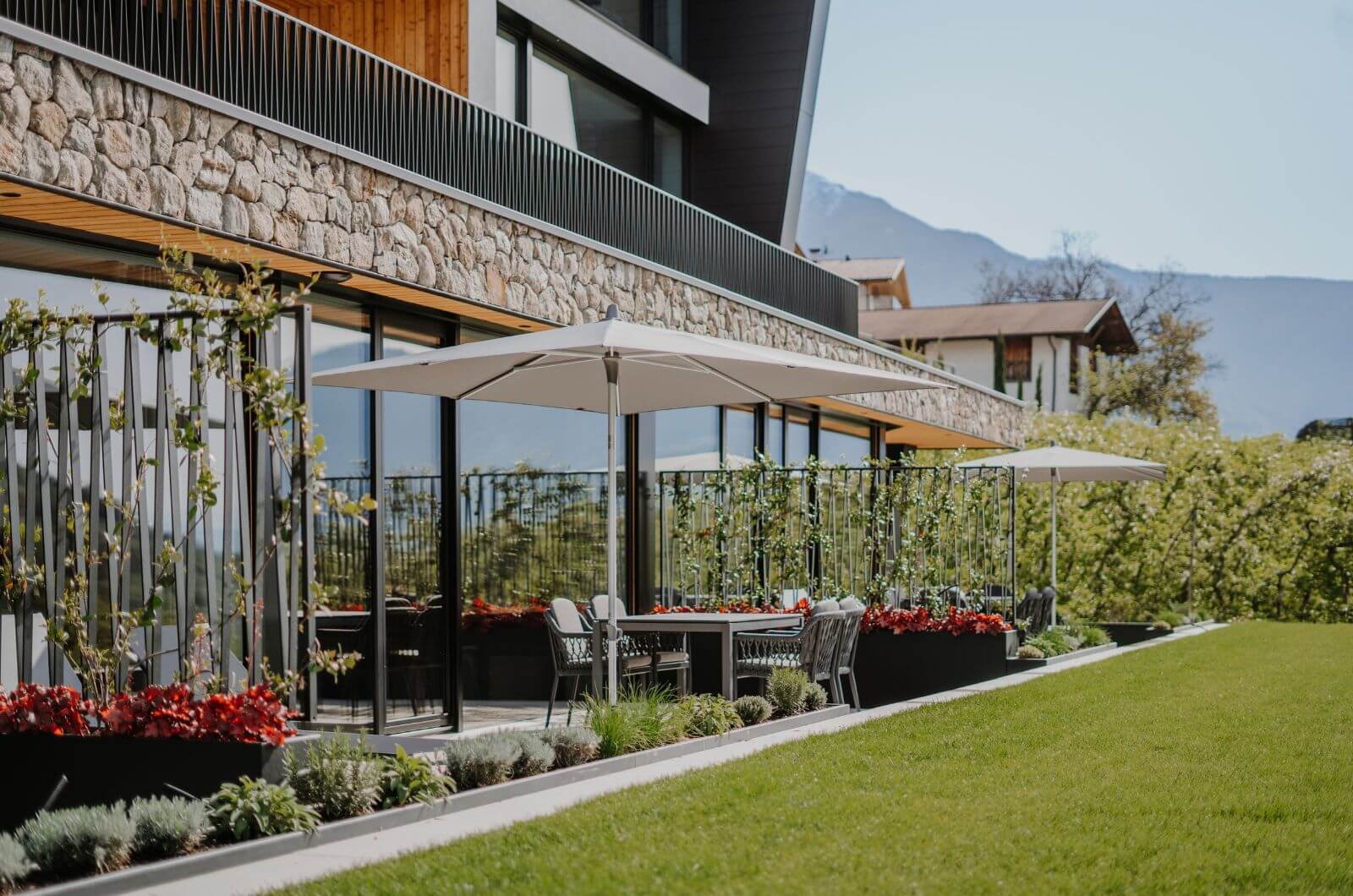 Garten-Bio-Bauernhof-mit-Pool-Urlaub-Bauernhof-mit-Kindern-Suedtirol-Stollhof-Algund-Apfelhof-Spielplatz-Ferienwohnungen-4-6-Personen