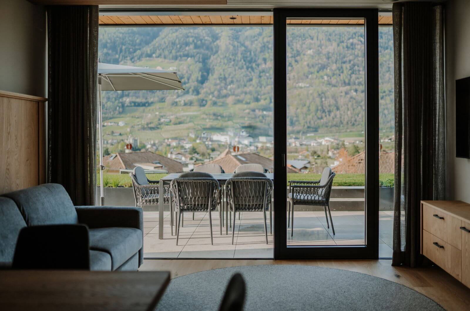 Panoramablick-Bio-Bauernhof-mit-Pool-Urlaub-Bauernhof-mit-Kindern-Suedtirol-Stollhof-Algund-Apfelhof-Spielplatz-Ferienwohnungen-4-6-Personen