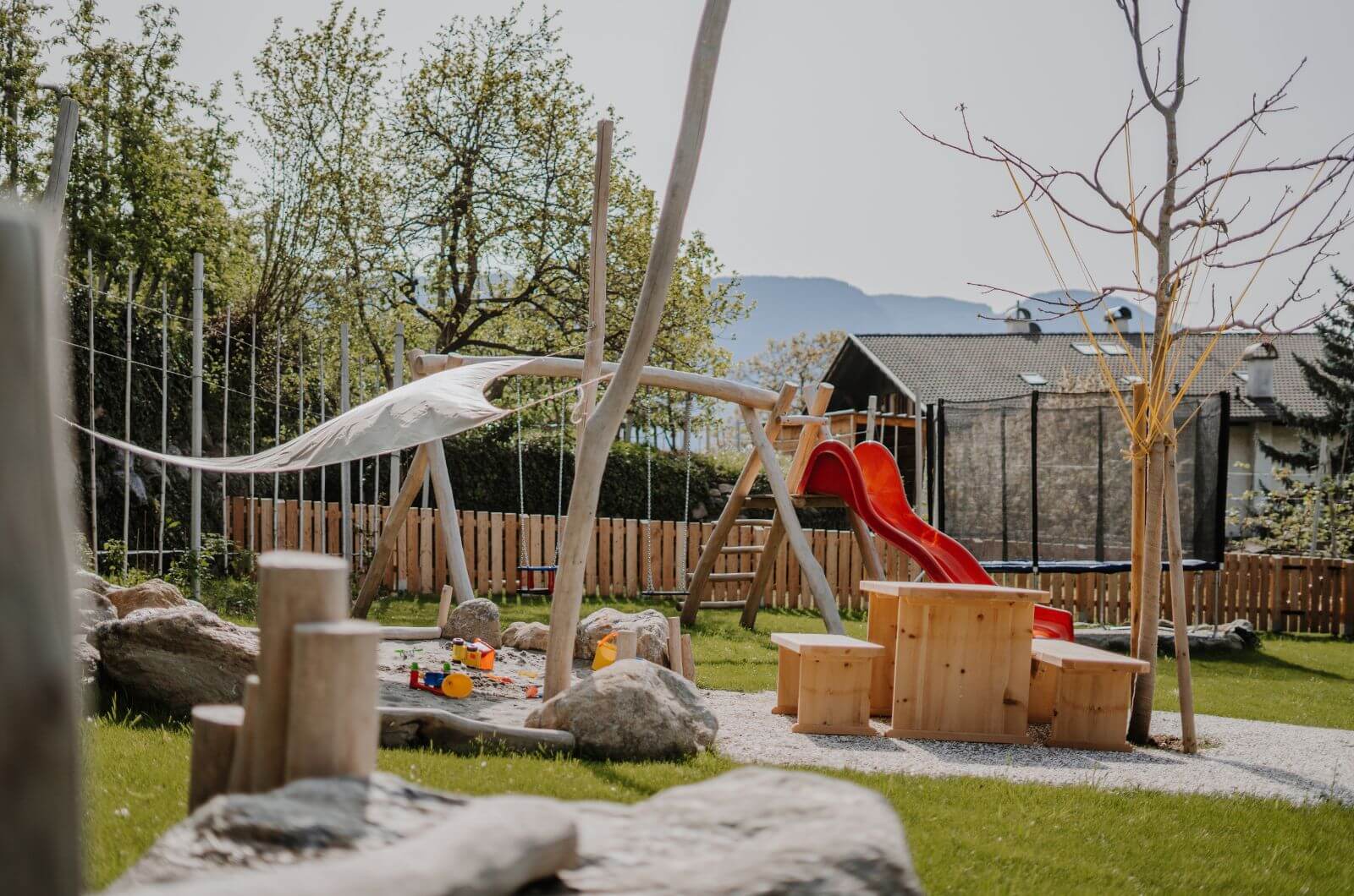 Sandkasten-Bio-Bauernhof-mit-Pool-Urlaub-Bauernhof-mit-Kindern-Suedtirol-Stollhof-Algund-Apfelhof-Spielplatz-Ferienwohnungen-4-6-Personen