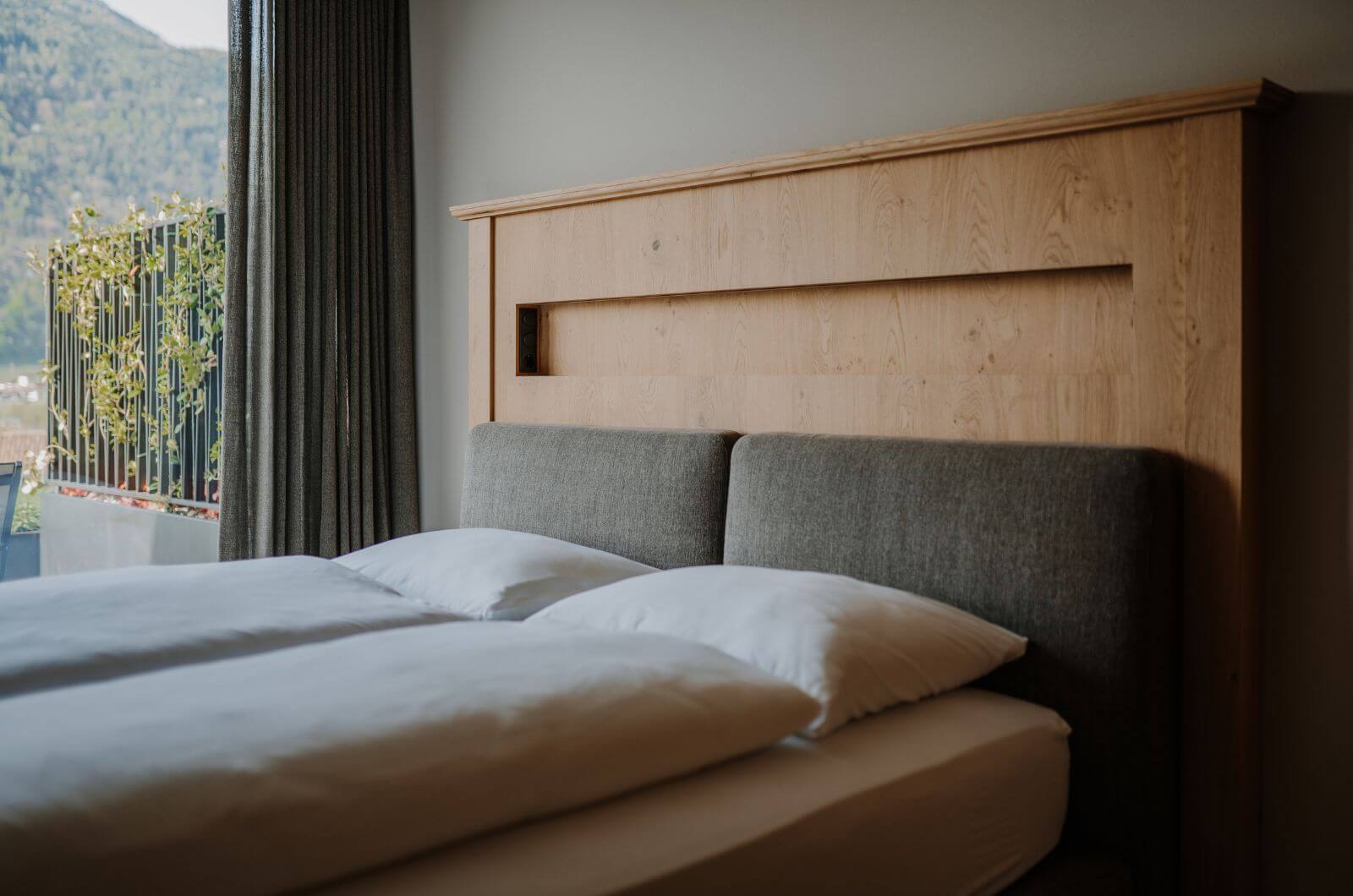 Schlafzimmer-Bio-Bauernhof-mit-Pool-Urlaub-Bauernhof-mit-Kindern-Suedtirol-Stollhof-Algund-Apfelhof-Spielplatz-Ferienwohnungen-4-6-Personen